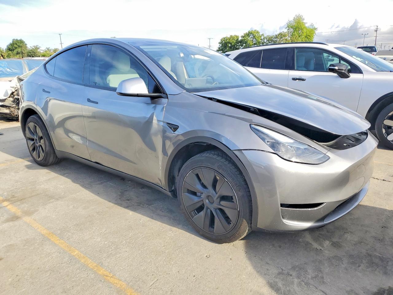 2025 Tesla Model Y - Фото 4
