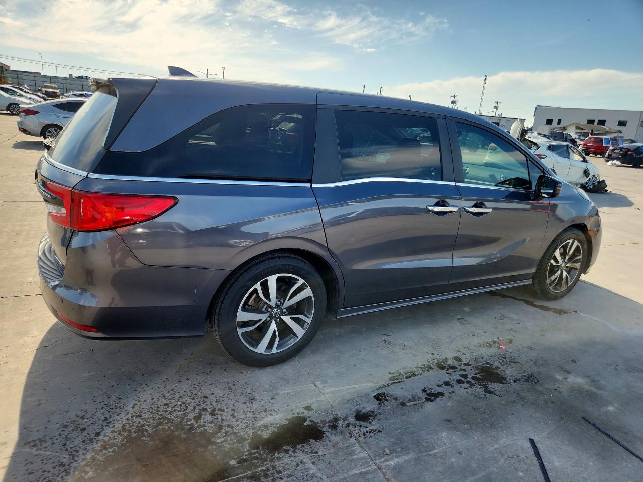 2022 Honda Odyssey Touring - Image 3