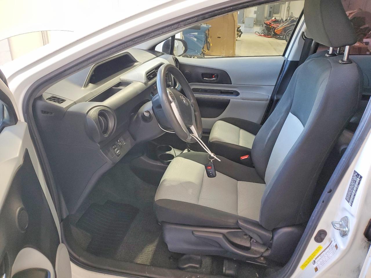 2012 Toyota Prius - Фото 7