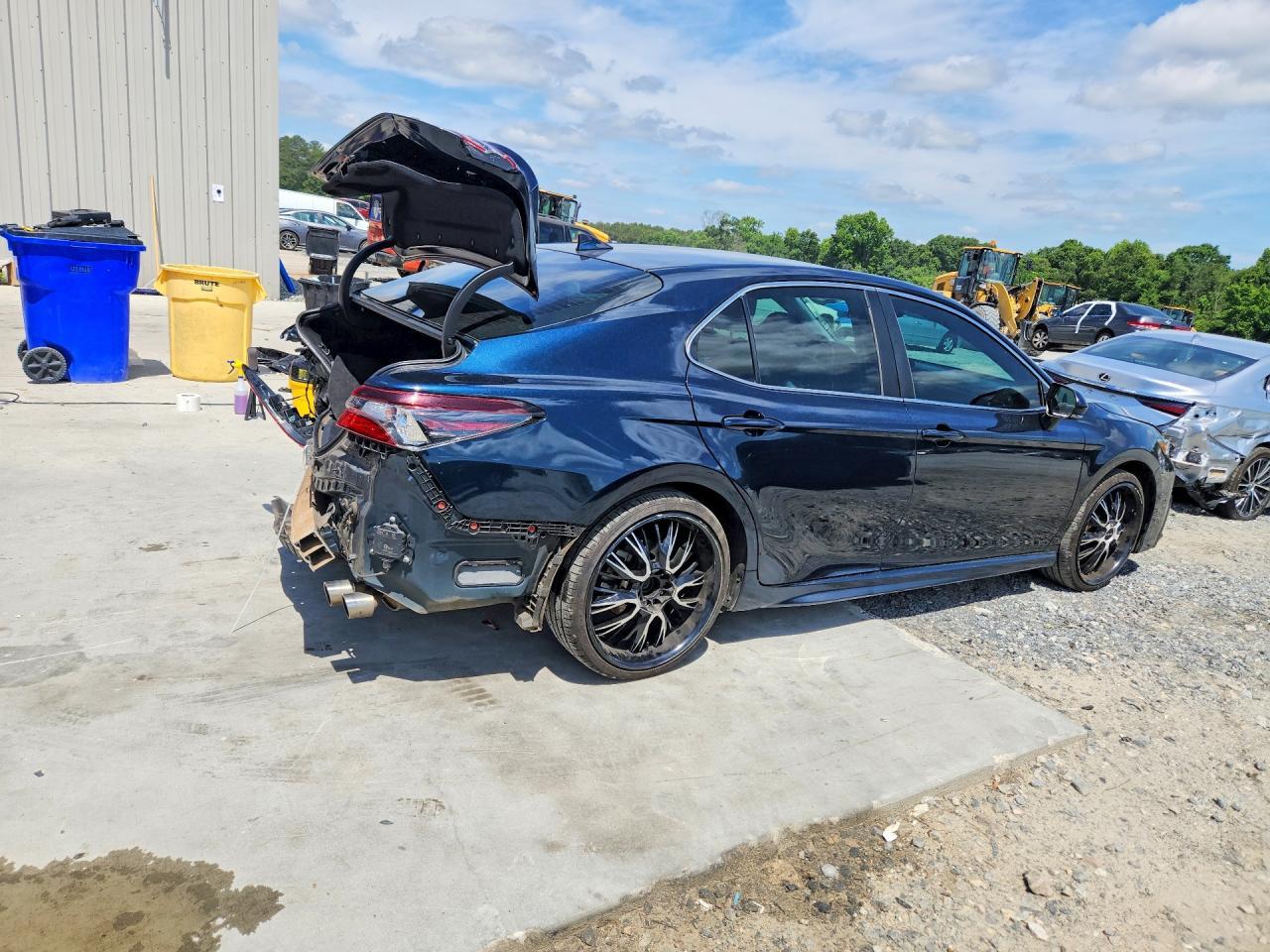 2021 Toyota Camry Se - Фото 3