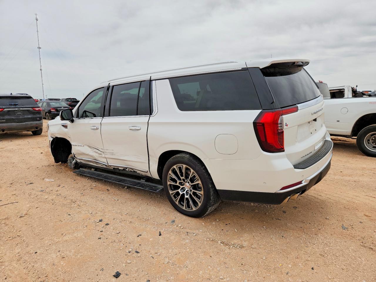 2025 GMC Yukon Xl Denali - Image 2