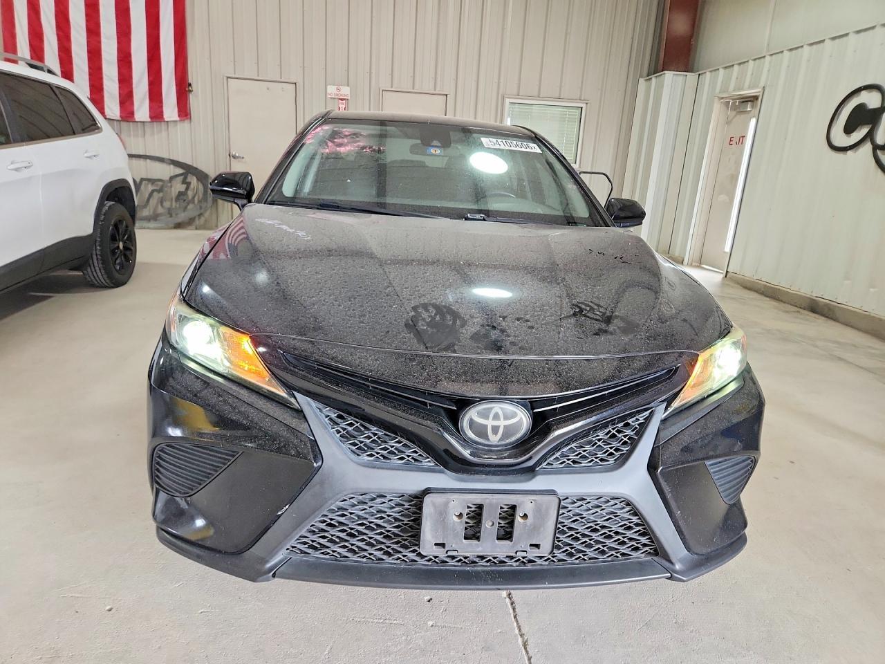 2020 Toyota Camry Se - Фото 5