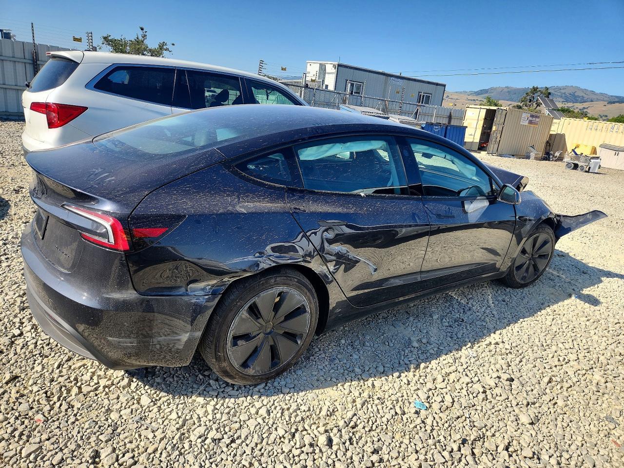 2026 Tesla Model 3 - Фото 3