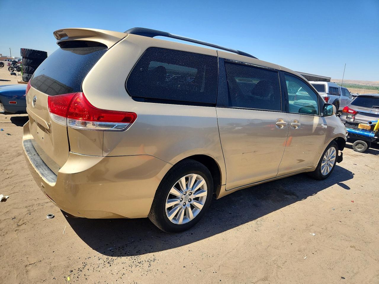 2011 Toyota Sienna Le - Фото 3