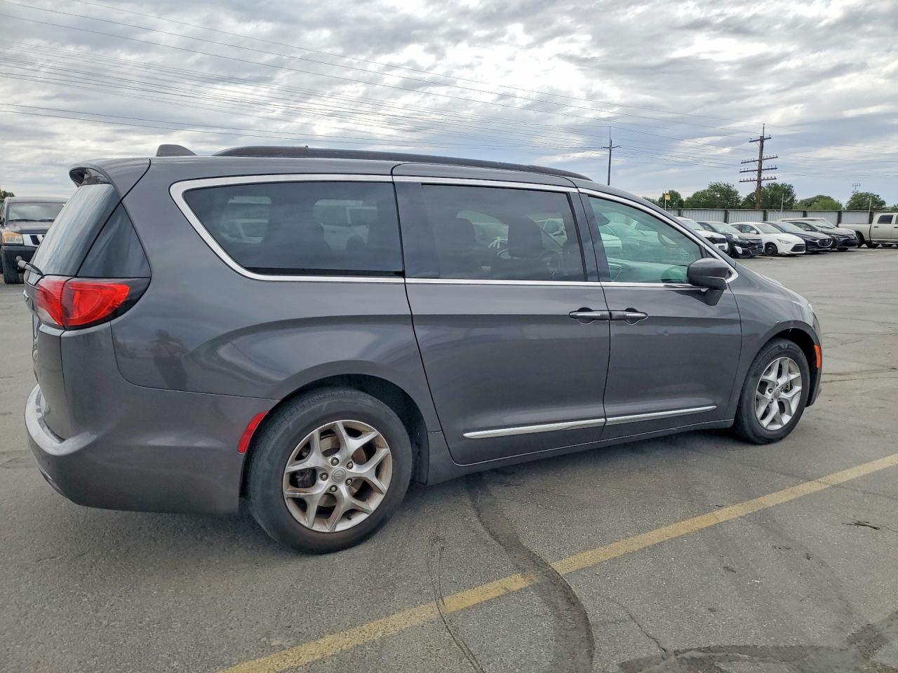2017 Chrysler Pacifica - Image 3