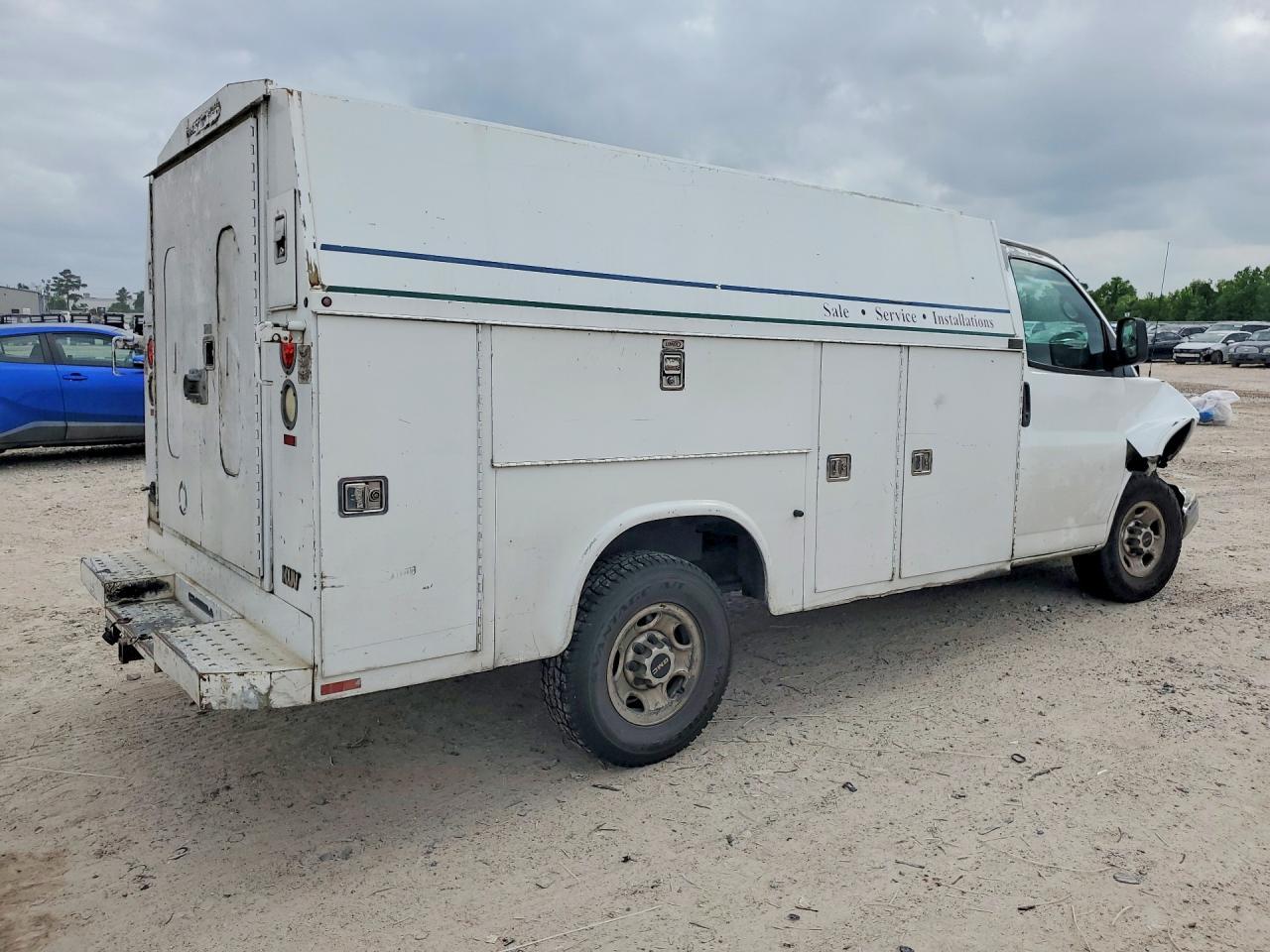 2011 GMC Savana Cutaway G3500 - Фото 3