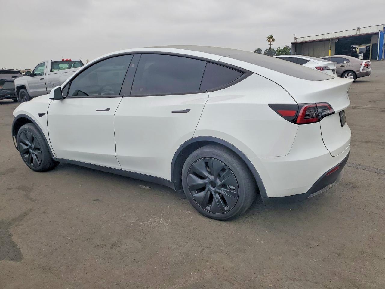 2025 Tesla Model Y - Фото 2