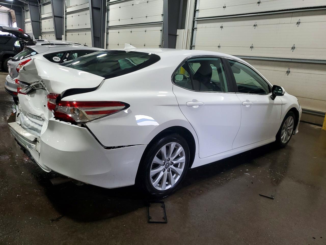 2020 Toyota Camry Le - Фото 3