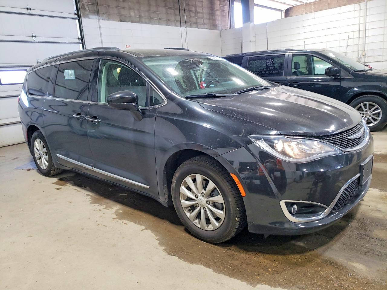 2019 Chrysler Pacifica Touring L - Фото 4