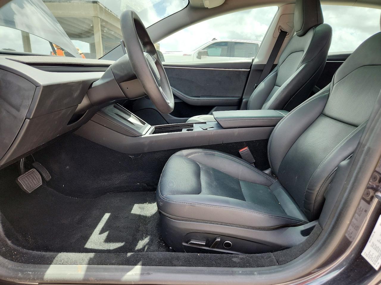 2025 Tesla Model 3 - Фото 7