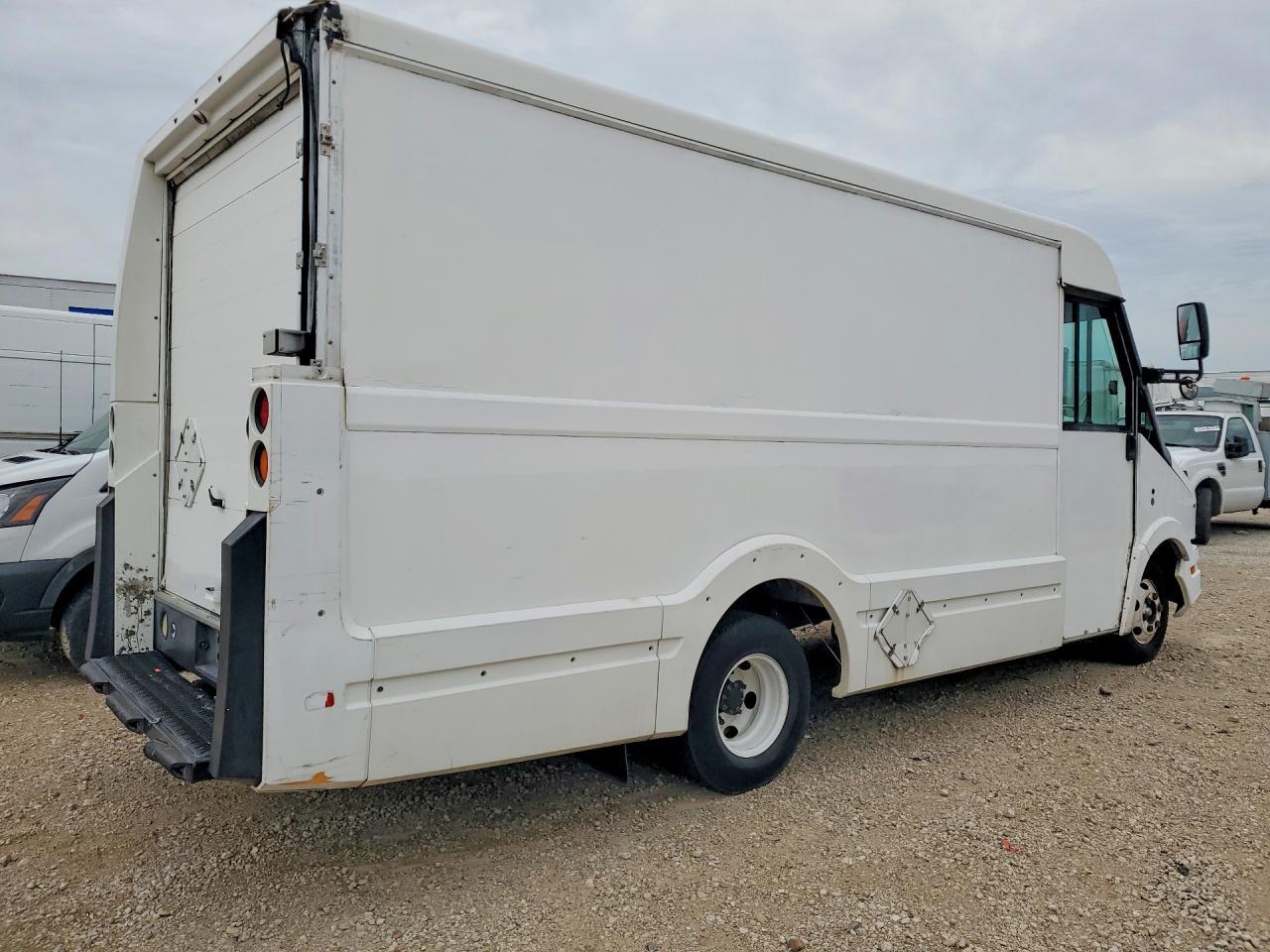 2015 Isuzu Reach Npr - Image 3