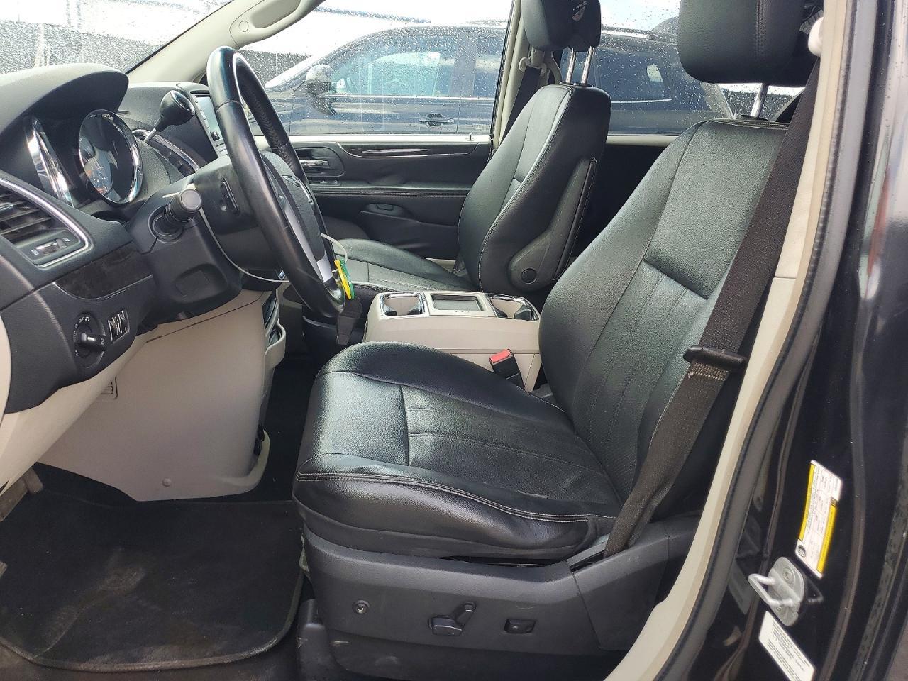 2012 Chrysler Town & Country Touring - Фото 7