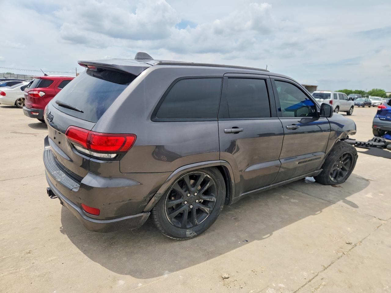 2019 Jeep Grand Cherokee Laredo - Image 3