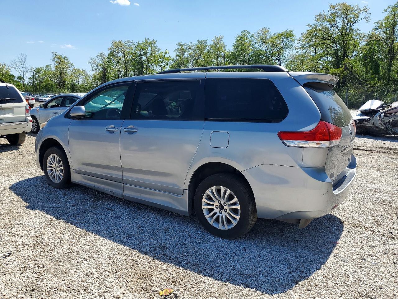 2011 Toyota Sienna Xle 8-Passenger - Фото 2