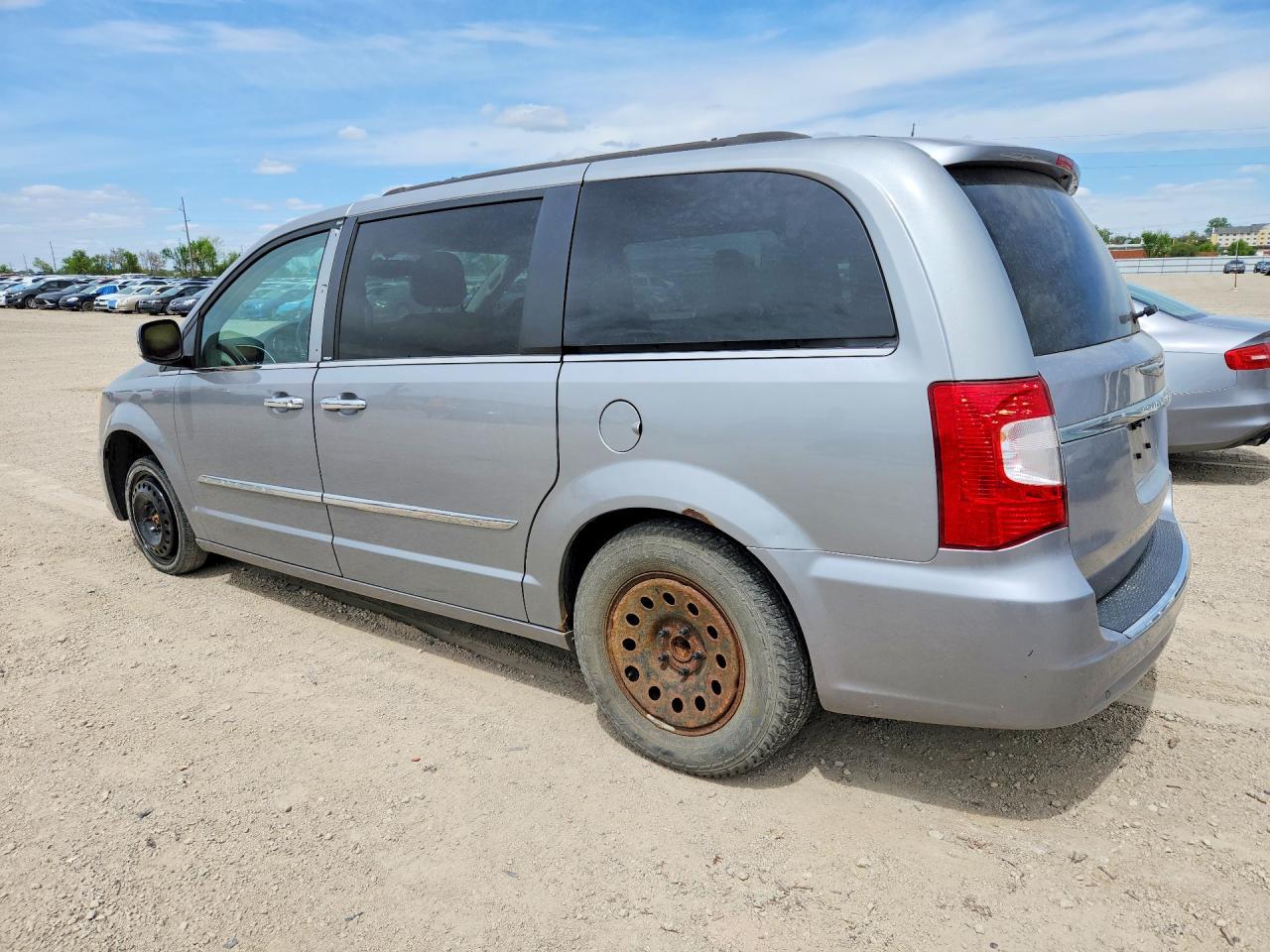 2013 Chrysler Town & Country Touring L - Фото 2