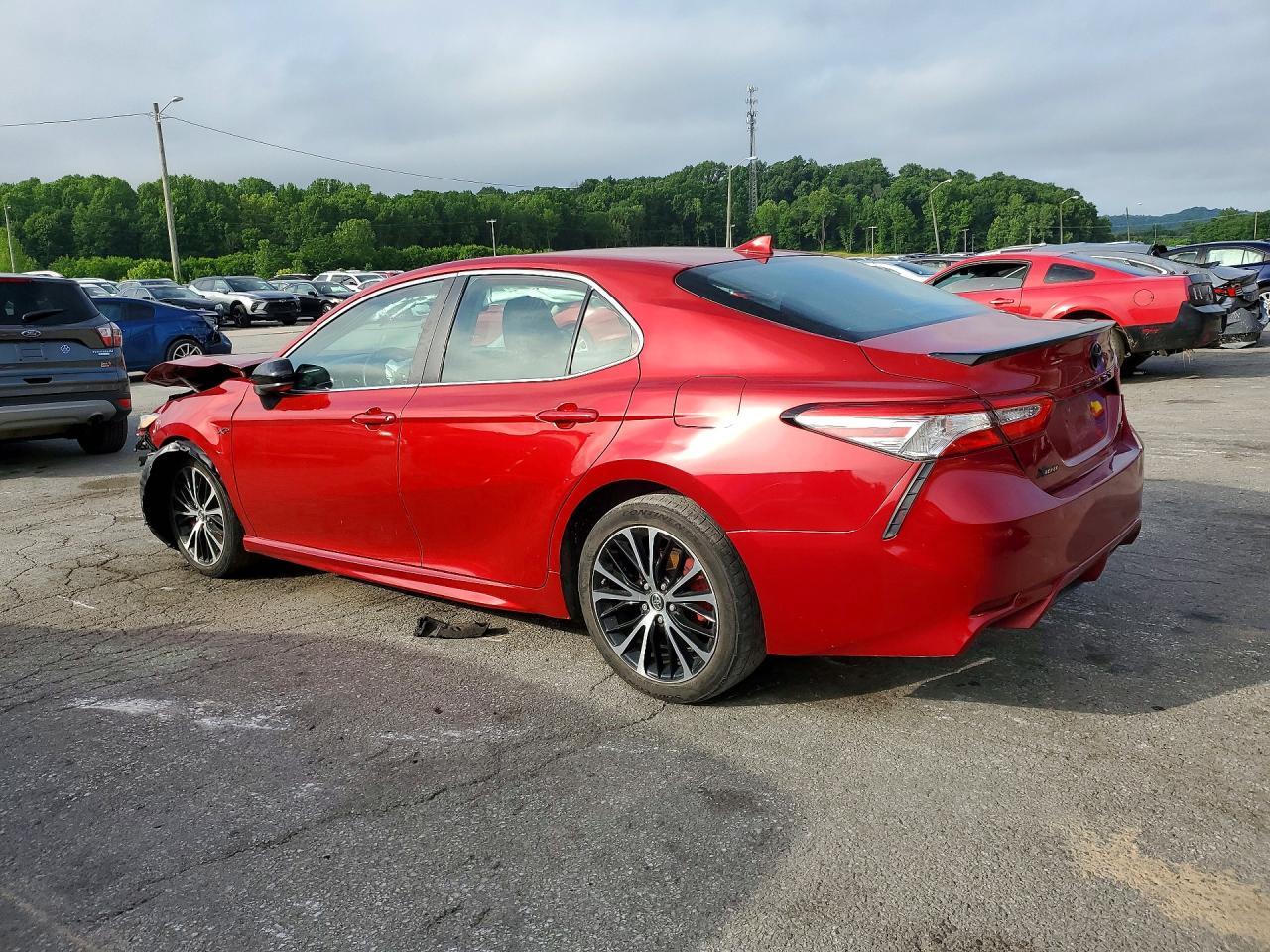2020 Toyota Camry Se - Фото 2