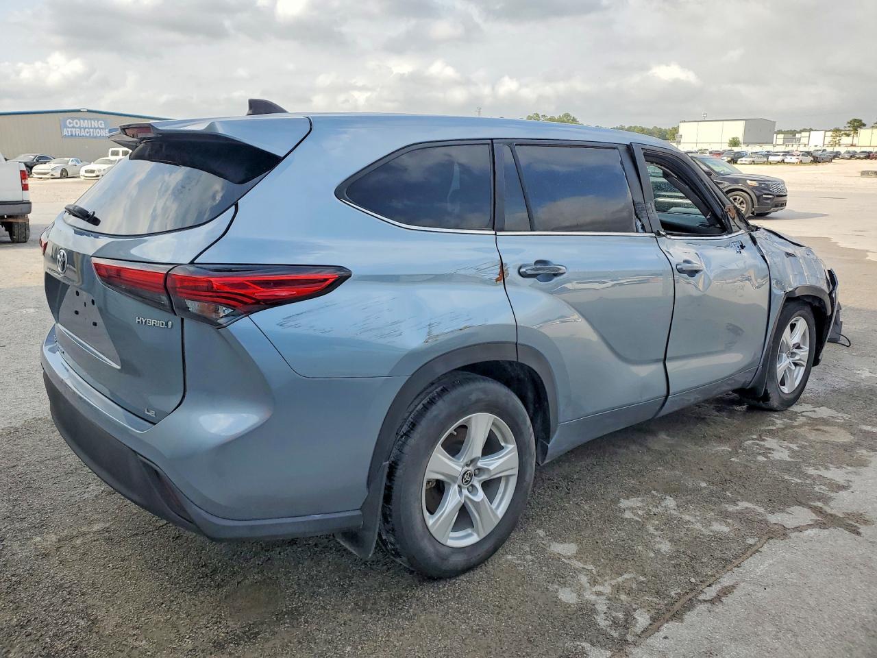 2023 Toyota Highlander Hybrid Le - Image 3
