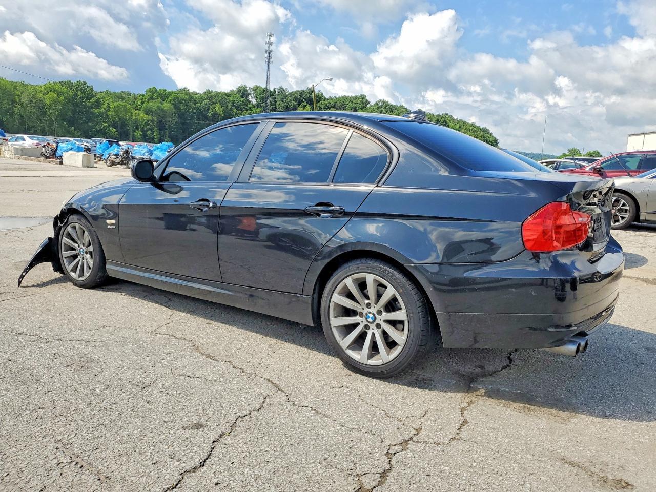 2011 BMW 328 Xi Sulev - Image 2