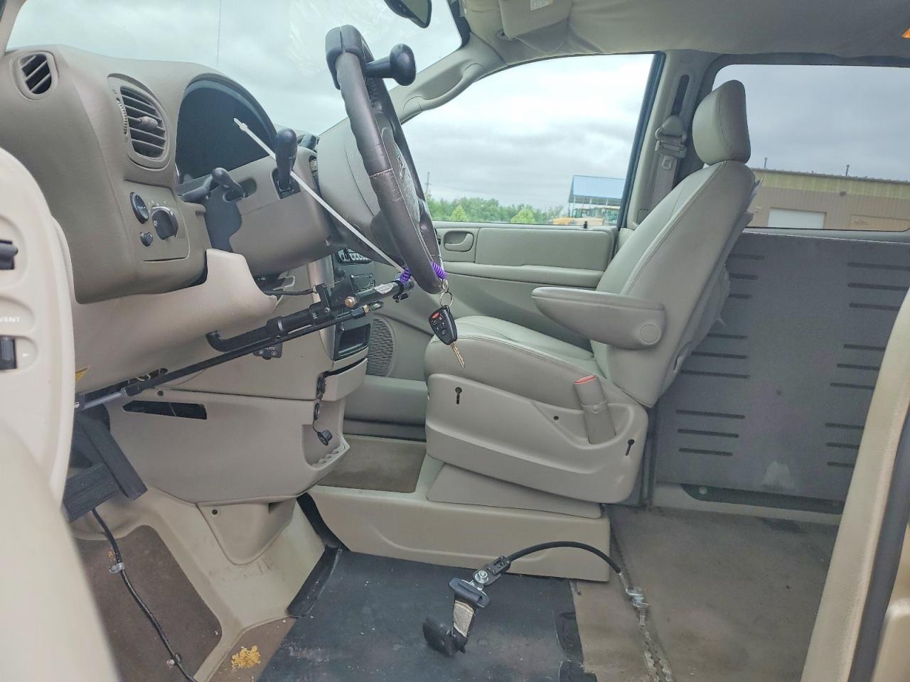 2005 Chrysler Town & Country Touring - Image 7