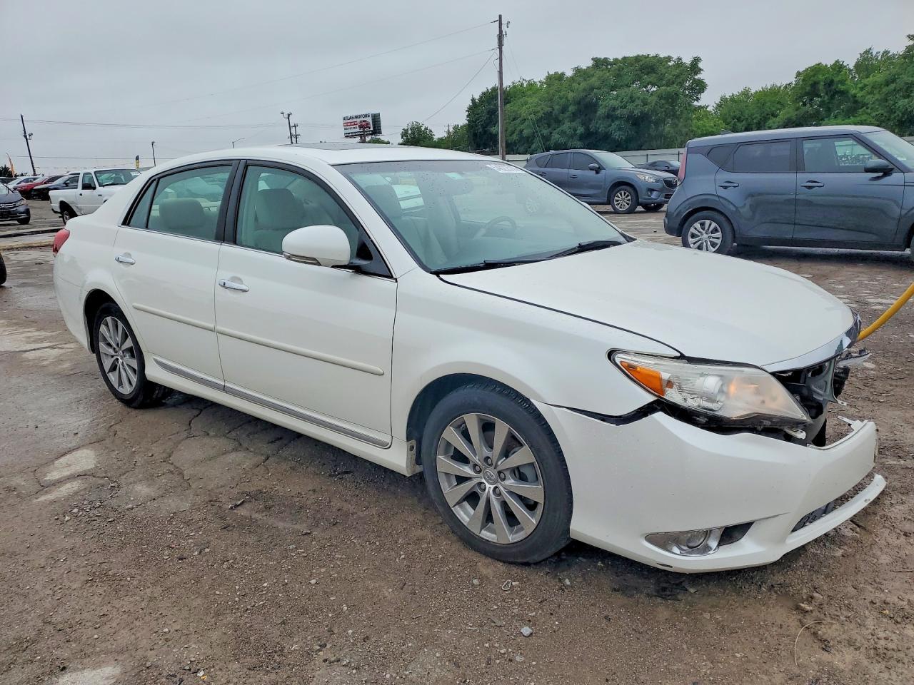 2011 Toyota Avalon Limited - Image 4