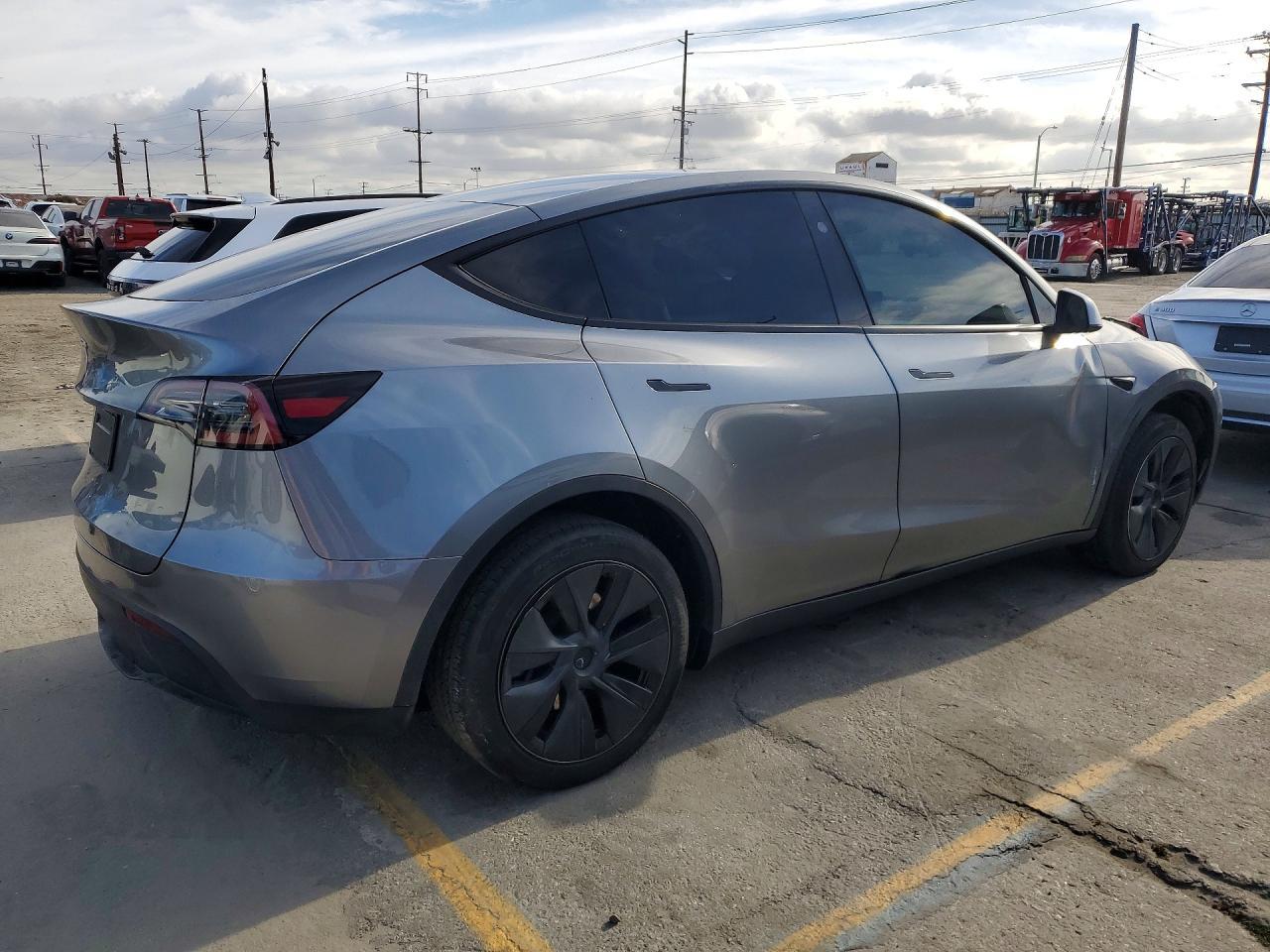 2025 Tesla Model Y - Фото 3