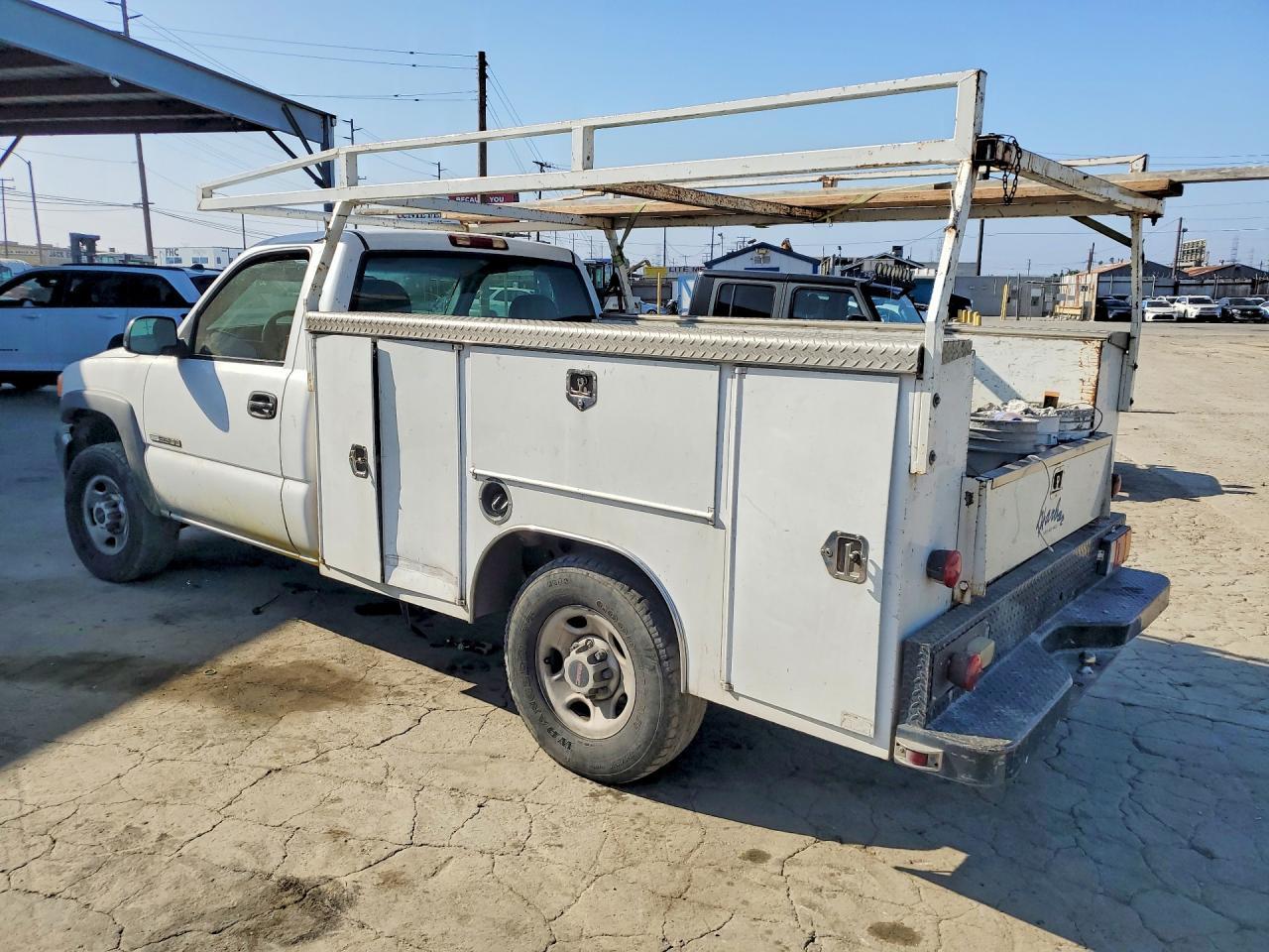 2002 GMC New Sierra C2500 - Image 2