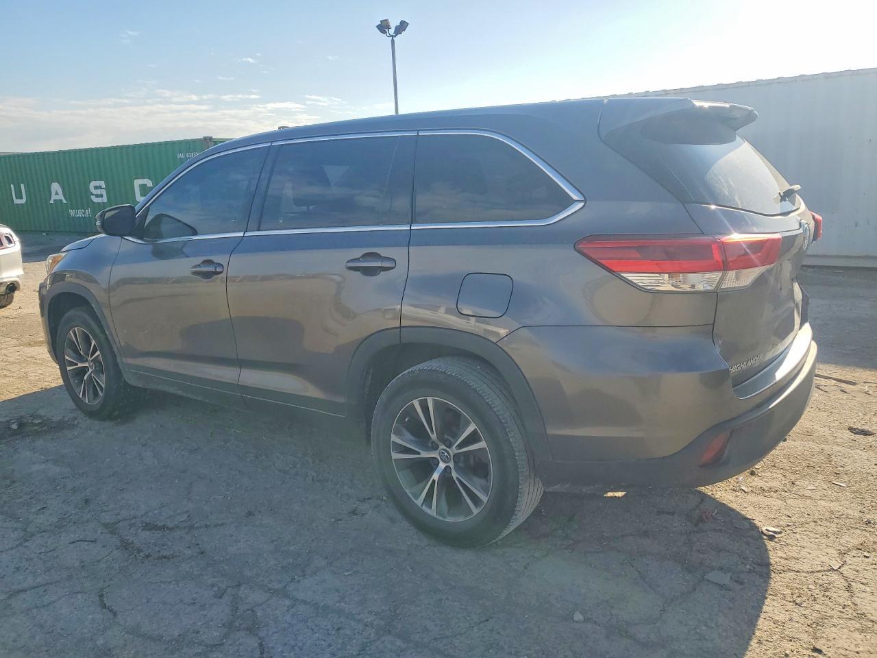 2017 Toyota Highlander Le - Фото 2