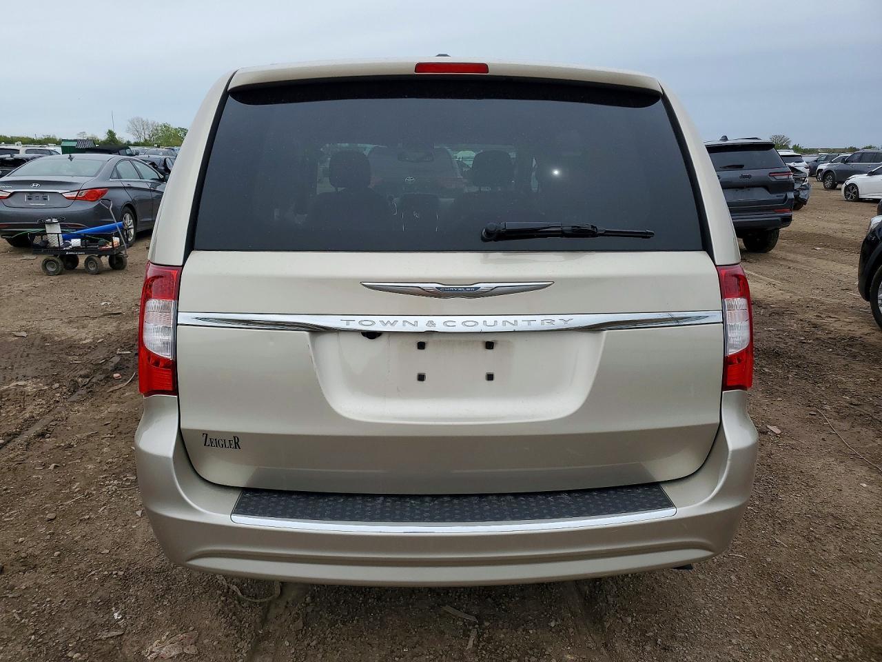 2014 Chrysler Town & Country Touring - Image 6