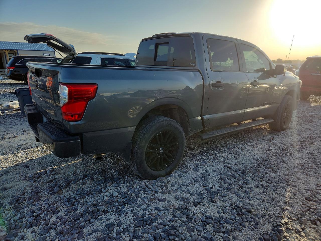 2018 Nissan Titan - Фото 3