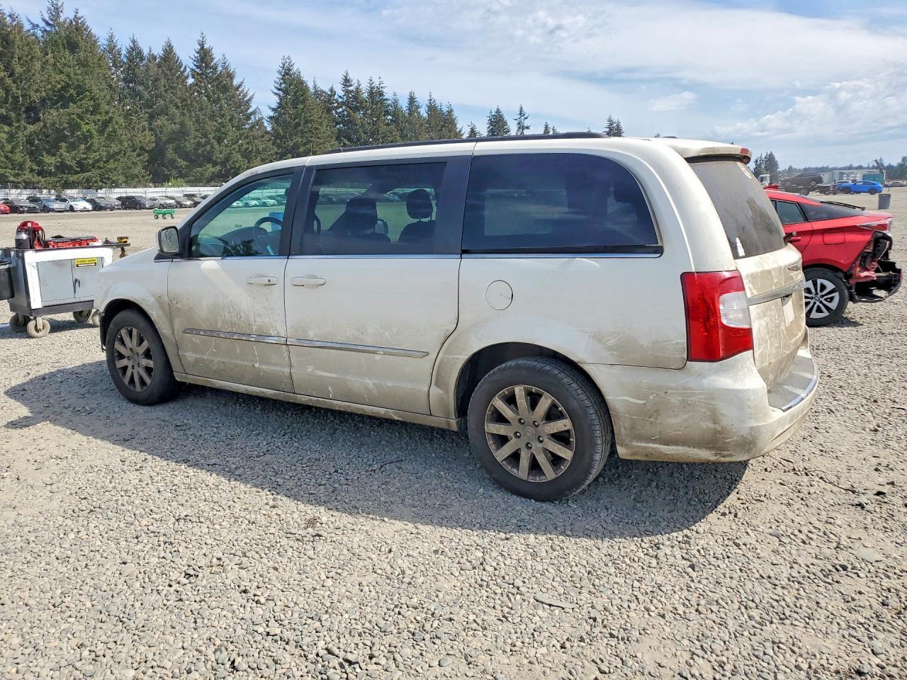 2012 Chrysler Town & Country Touring - Фото 2