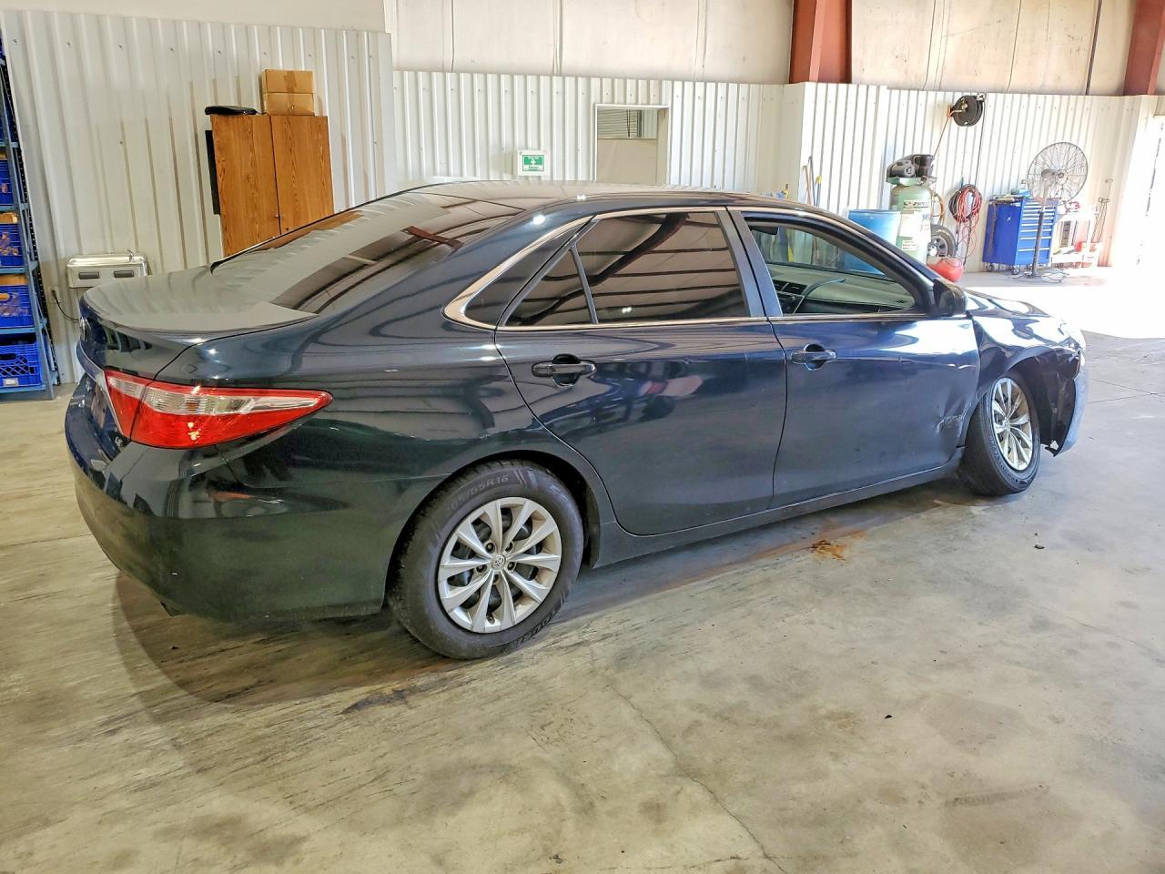 2016 Toyota Camry Le - Фото 3