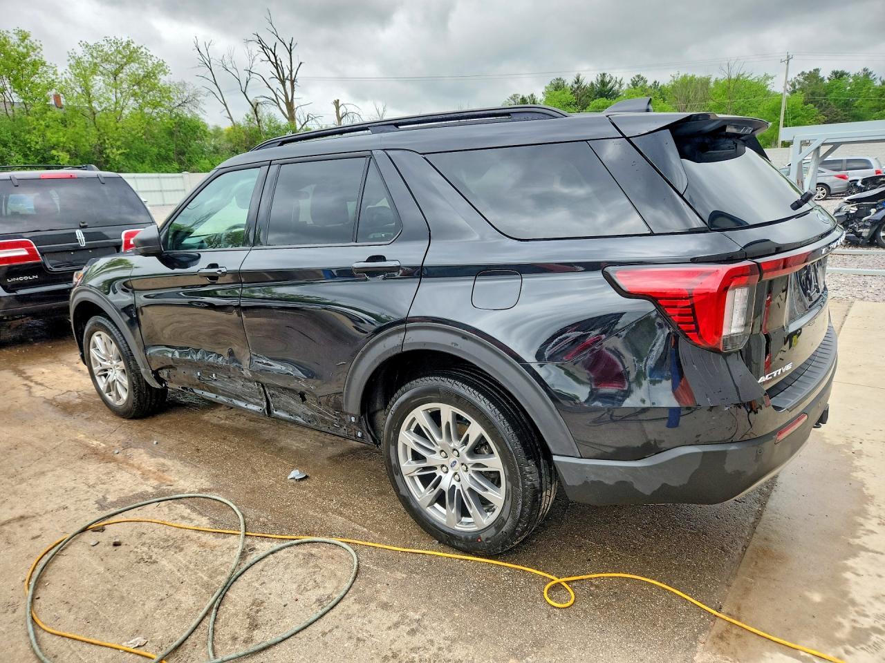 2025 Ford Explorer Active - Image 2