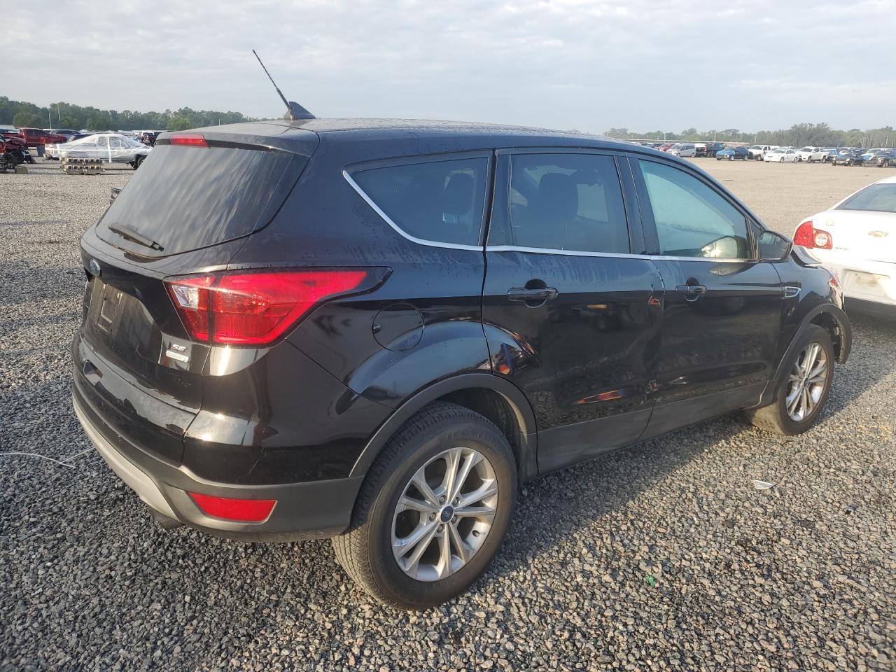 2019 Ford Escape Se - Фото 3
