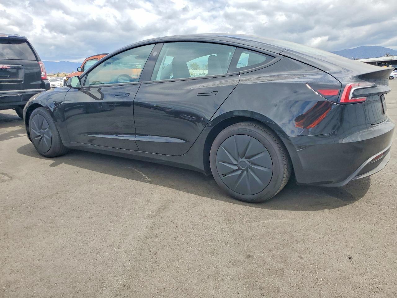 2025 Tesla Model 3 - Фото 2