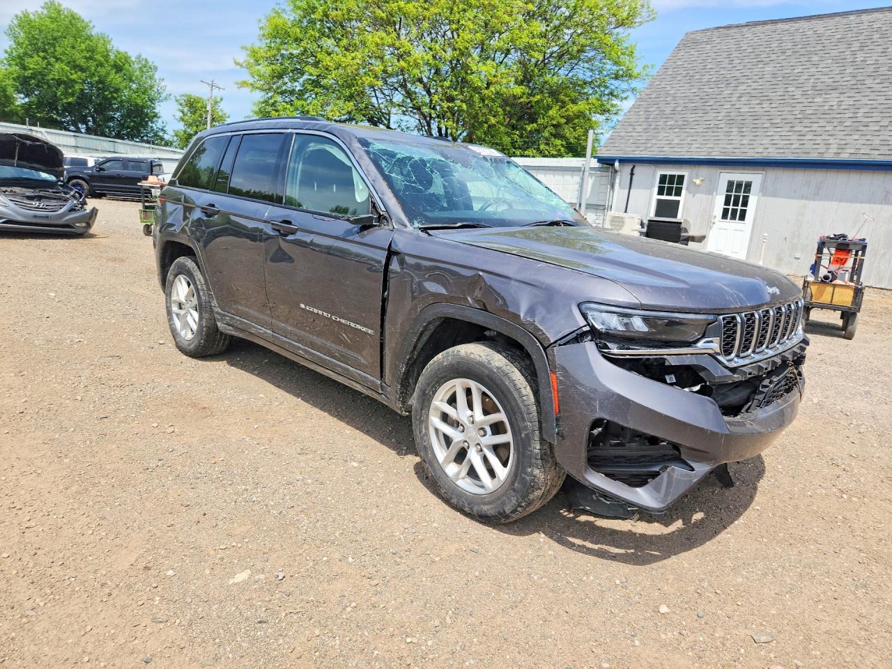 2023 Jeep Grand Cherokee Laredo - Image 4