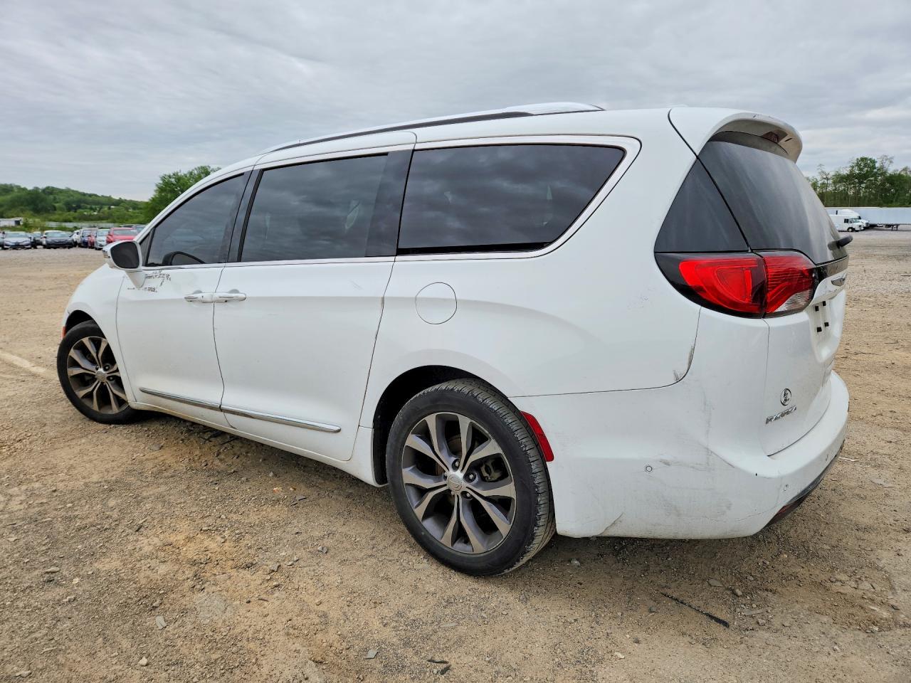 2017 Chrysler Pacifica Limited - Image 2