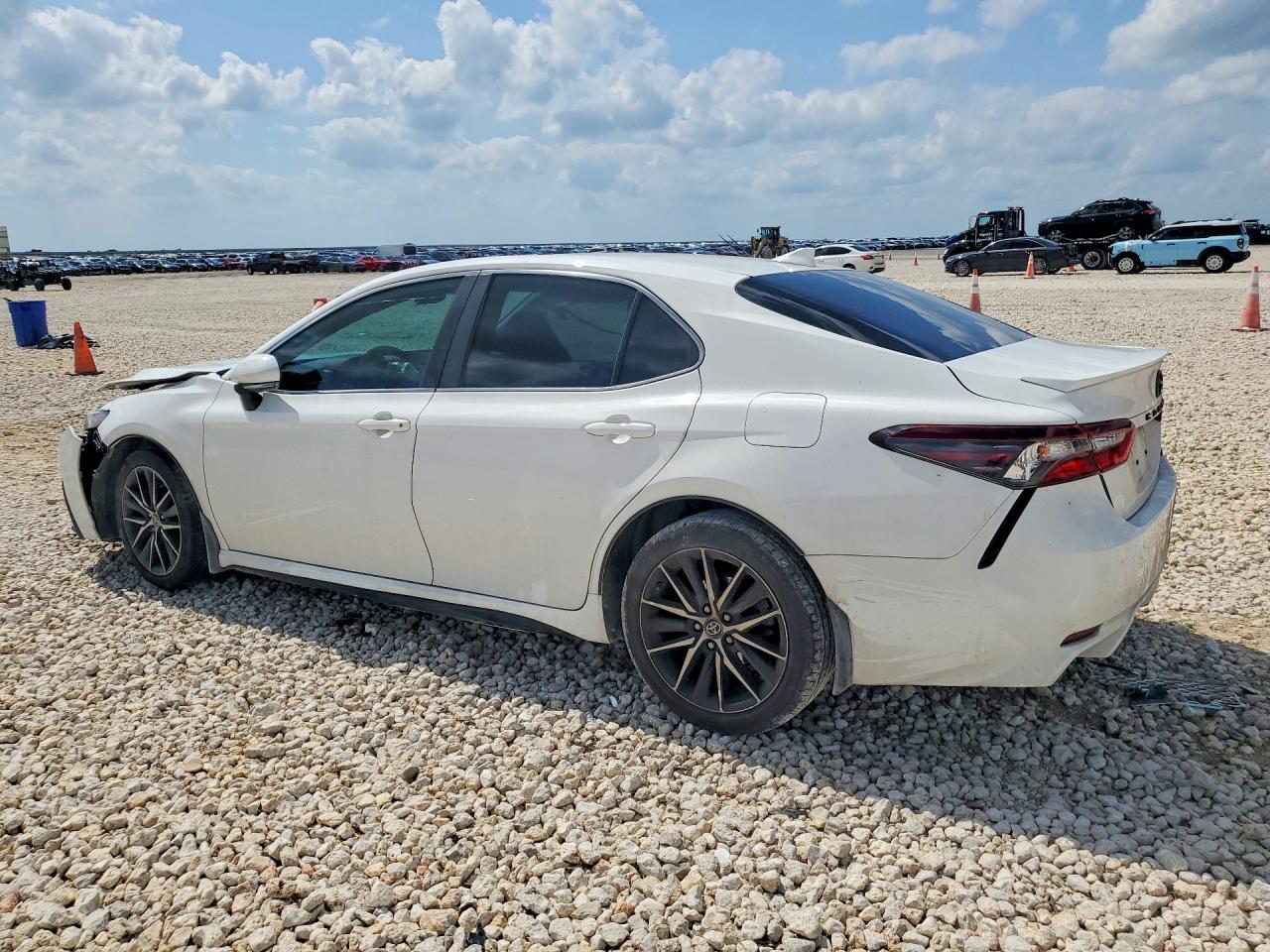 2021 Toyota Camry - Фото 2