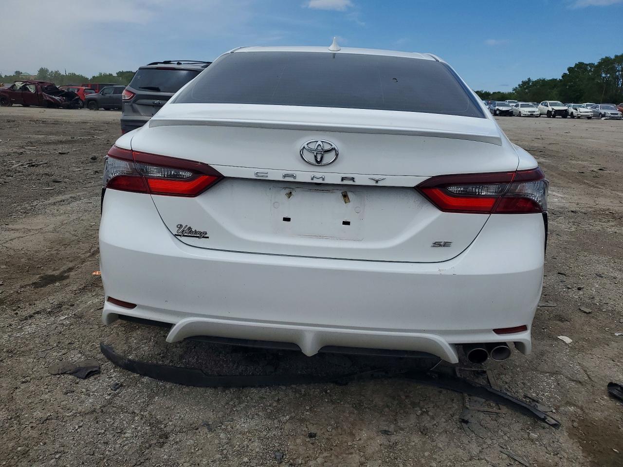 2022 Toyota Camry Se - Image 6