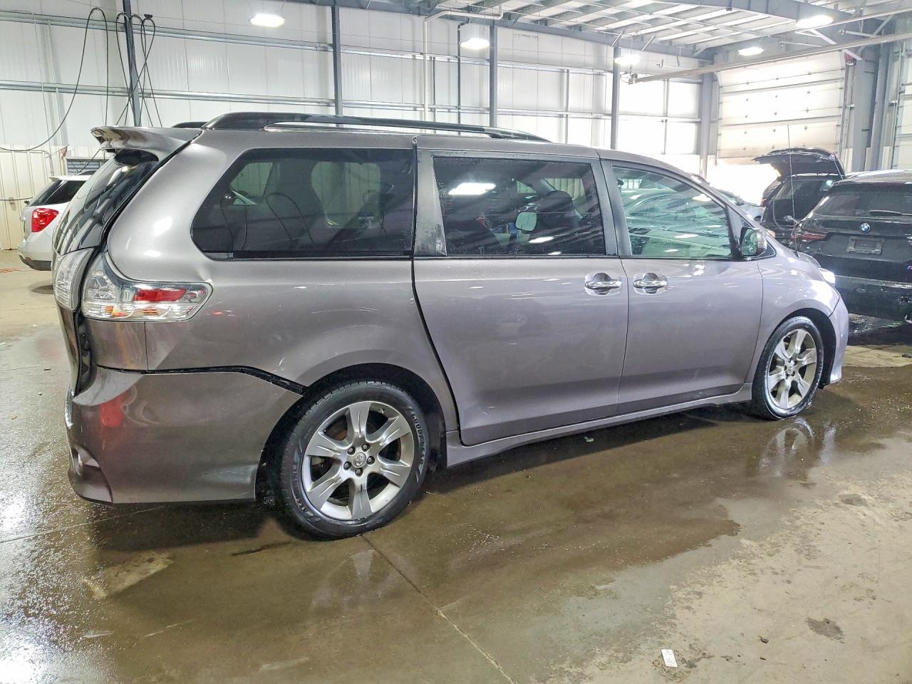 2014 Toyota Sienna Sport - Фото 3