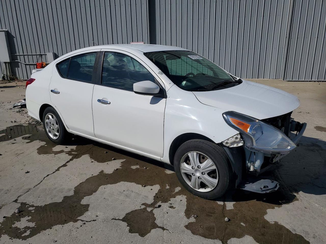 2018 Nissan Versa Sv - Image 4