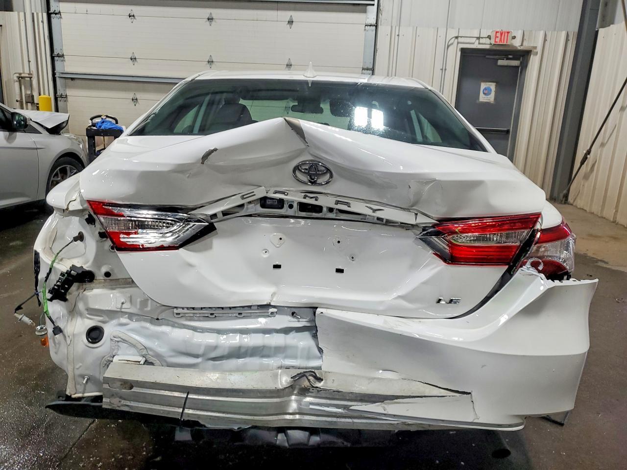 2020 Toyota Camry Le - Фото 6