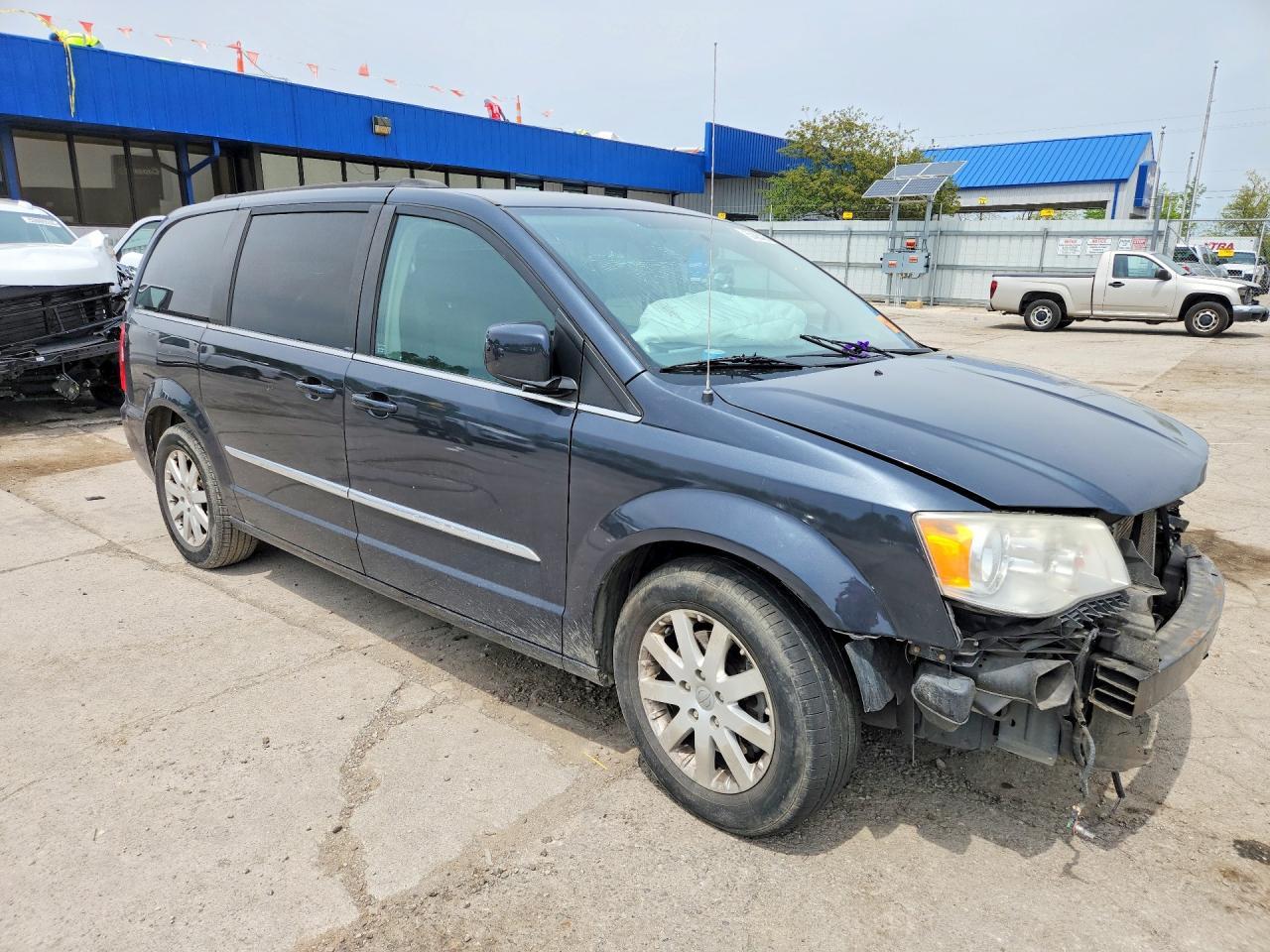 2014 Chrysler Town & Country Touring - Image 4