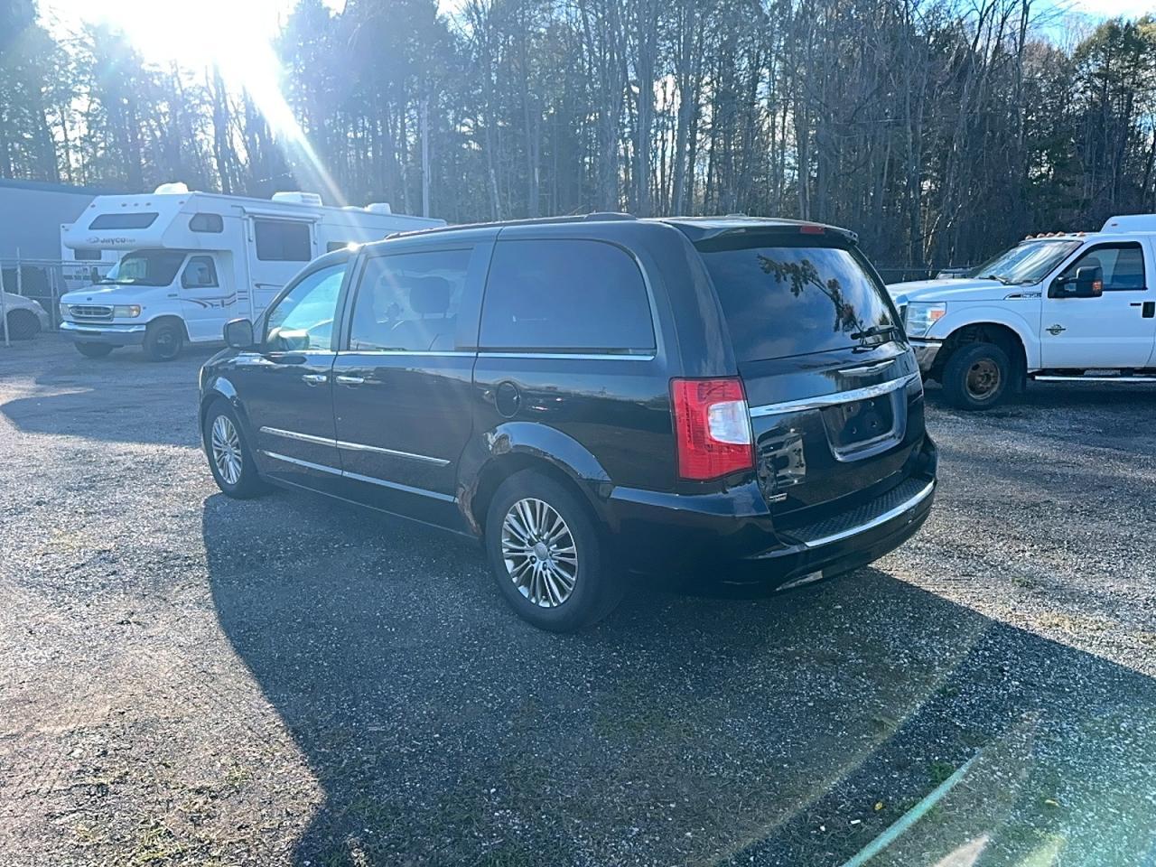 2014 Chrysler Town & Country Touring L - Фото 3