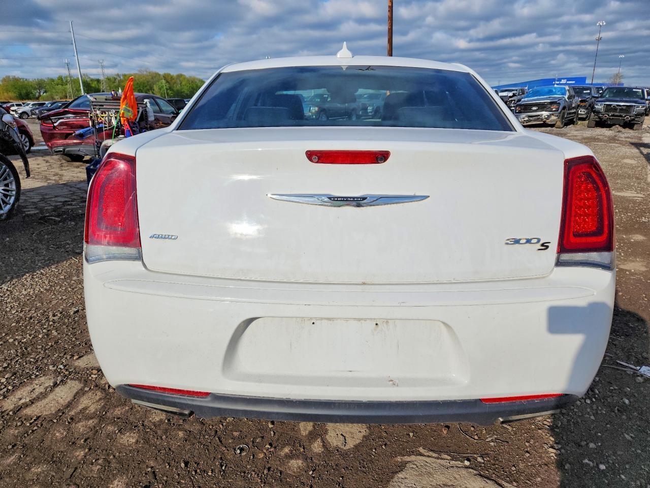 2017 Chrysler 300 S - Фото 6