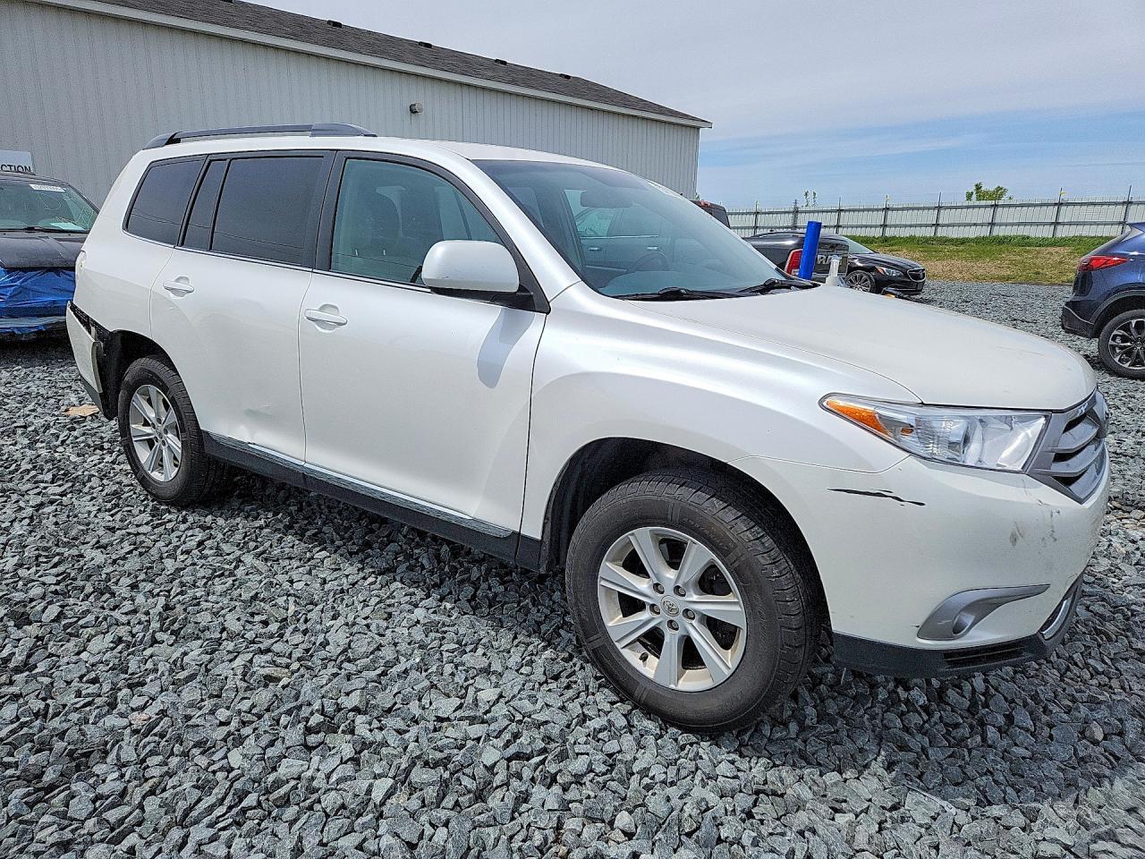 2013 Toyota Highlander Plus - Image 4