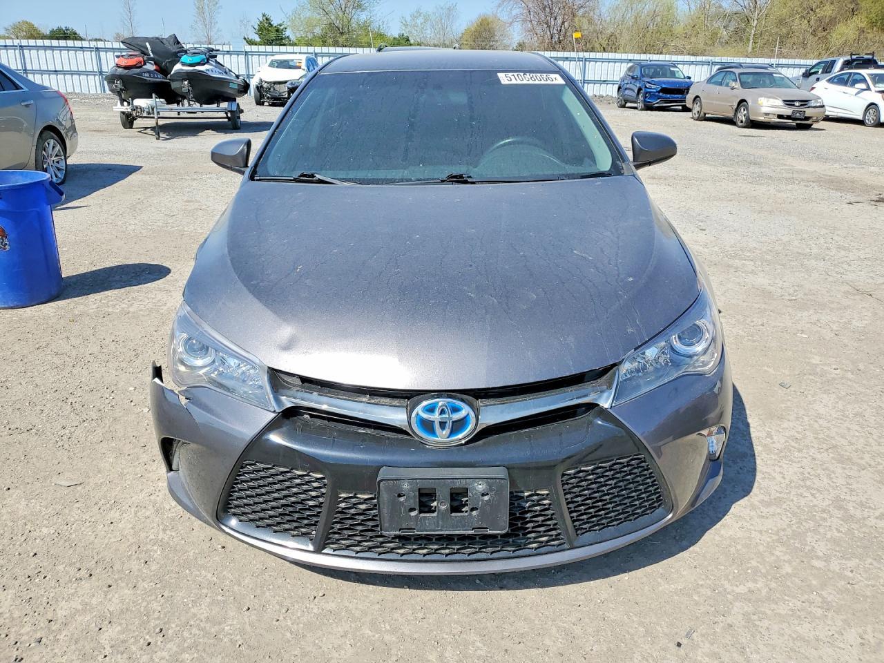 2017 Toyota Camry Hybrid Le - Image 5