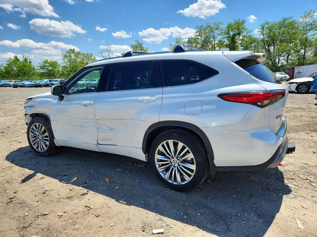 2022 Toyota Highlander Platinum - Image 2