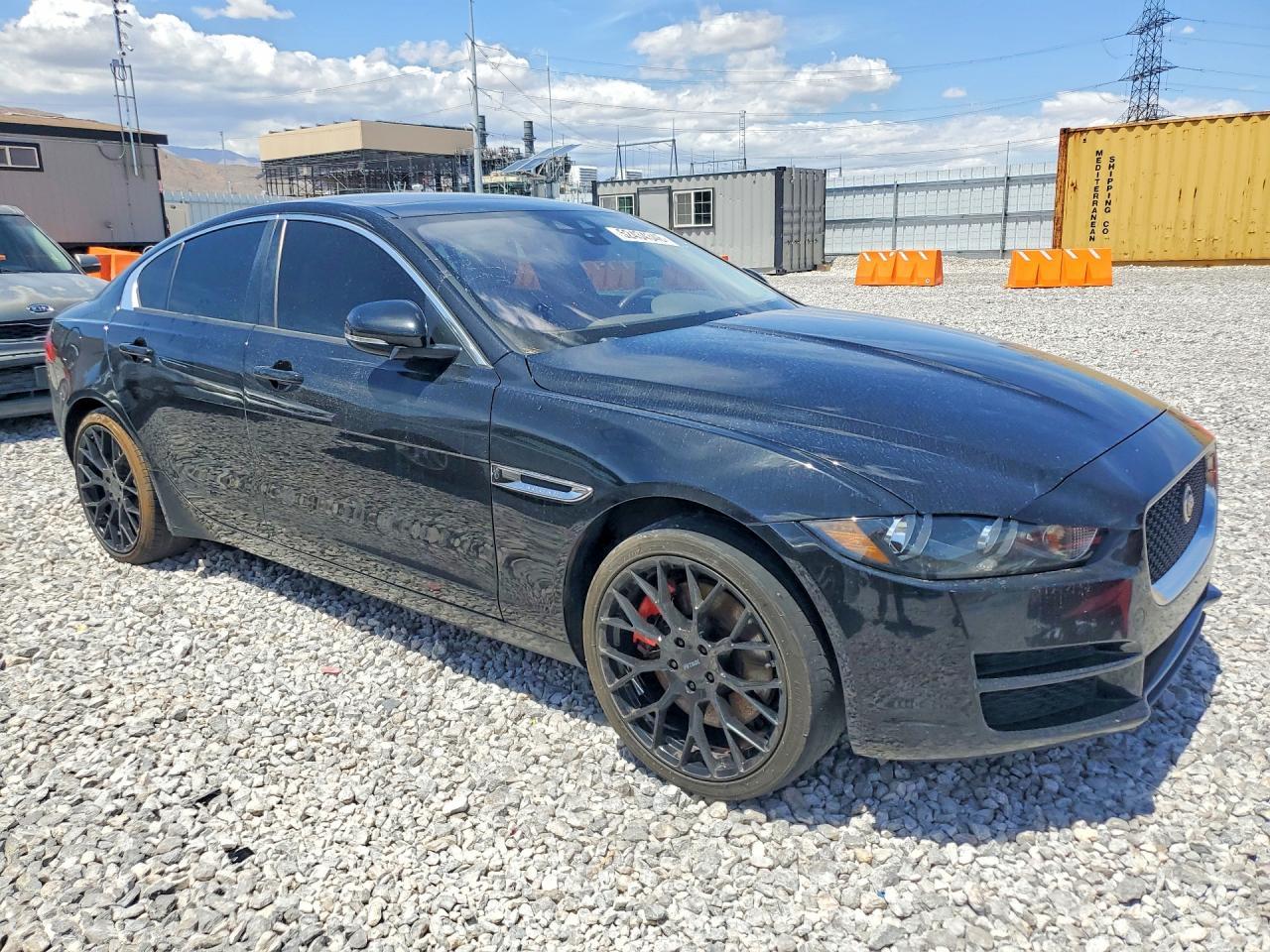 2017 Jaguar Xe Premium - Фото 4