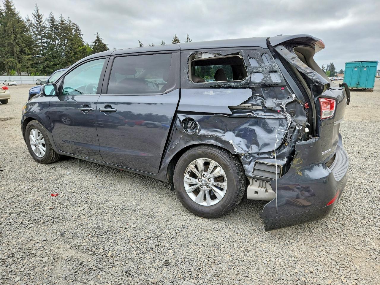 2017 Kia Sedona Lx - Image 2