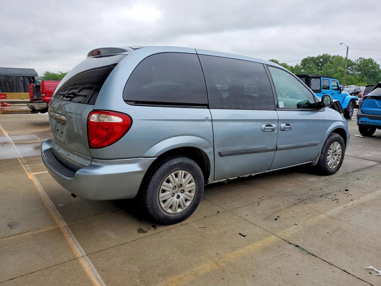 2005 Chrysler Town & Country - Фото 3